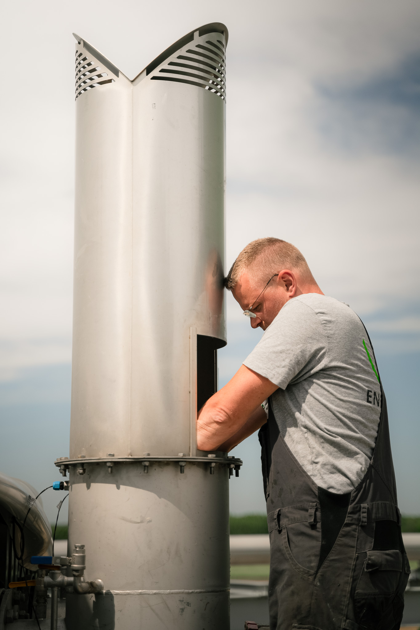Techniker an einer Biogasanlage